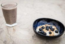 À moda de Avillez: Queijo quark com mirtilos, amêndoa e mel