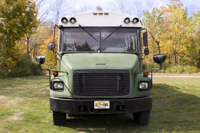 Autocarro transformado em casa vai a todo o lado com painéis solares