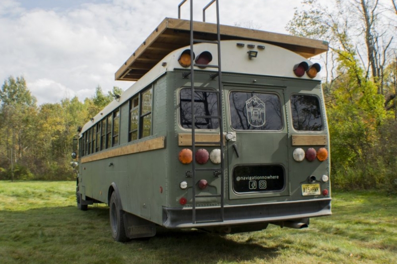 Autocarro transformado em casa vai a todo o lado com painéis solares
