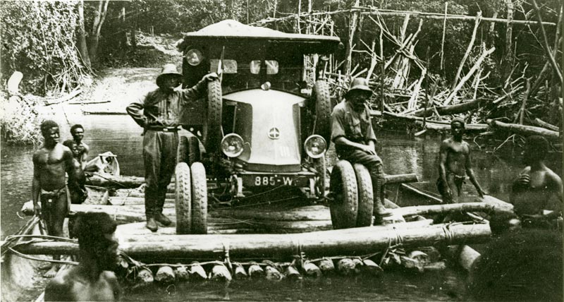 Renault-6-roues-1924-radeau-dans-le-Niger