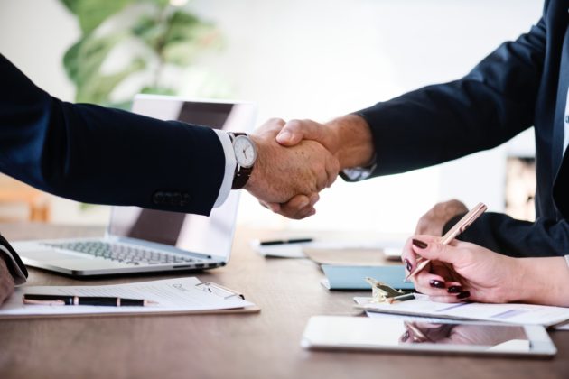 hands-people-desk-886465-630×420