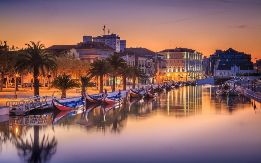 ria-de-aveiro-lagoon-boat-evening-sunset-1068×668