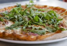 As novas e boas pizas artesanais de Benfica junto a um lago