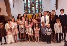 Casal com 21 filhos anda a embrulhar presentes desde o verão