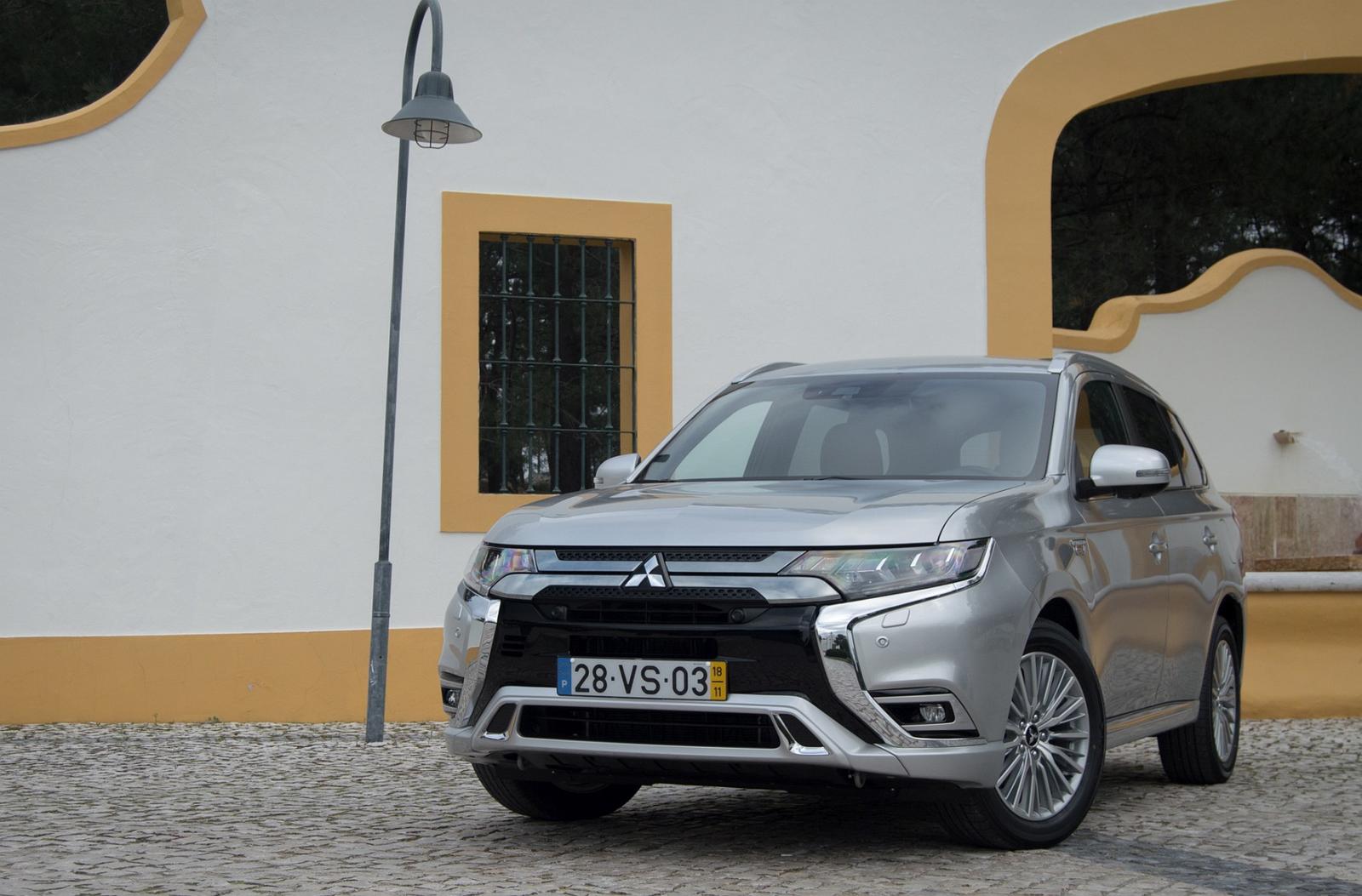 Mitsubishi Outlander PHEV_RH (1)