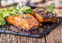 Bifes de salmão com cobertura de sementes