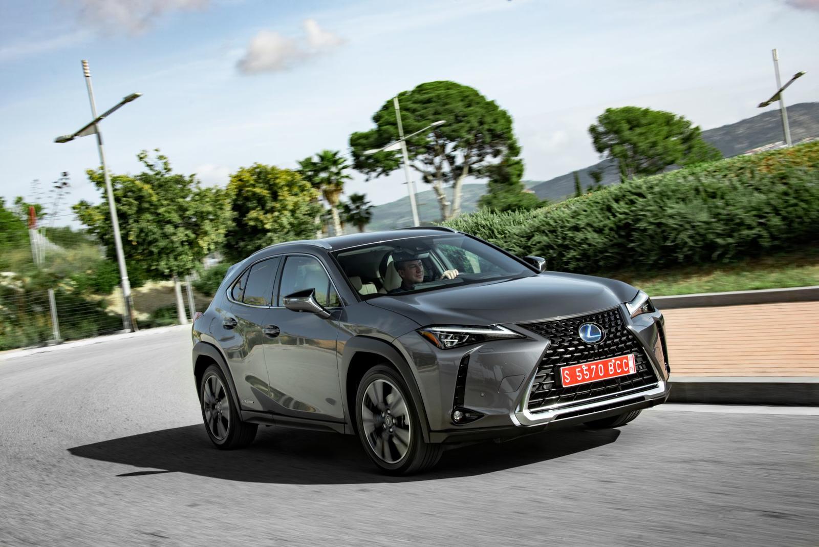 2019-lexus-ux-250h-grey-dyn-04-694668