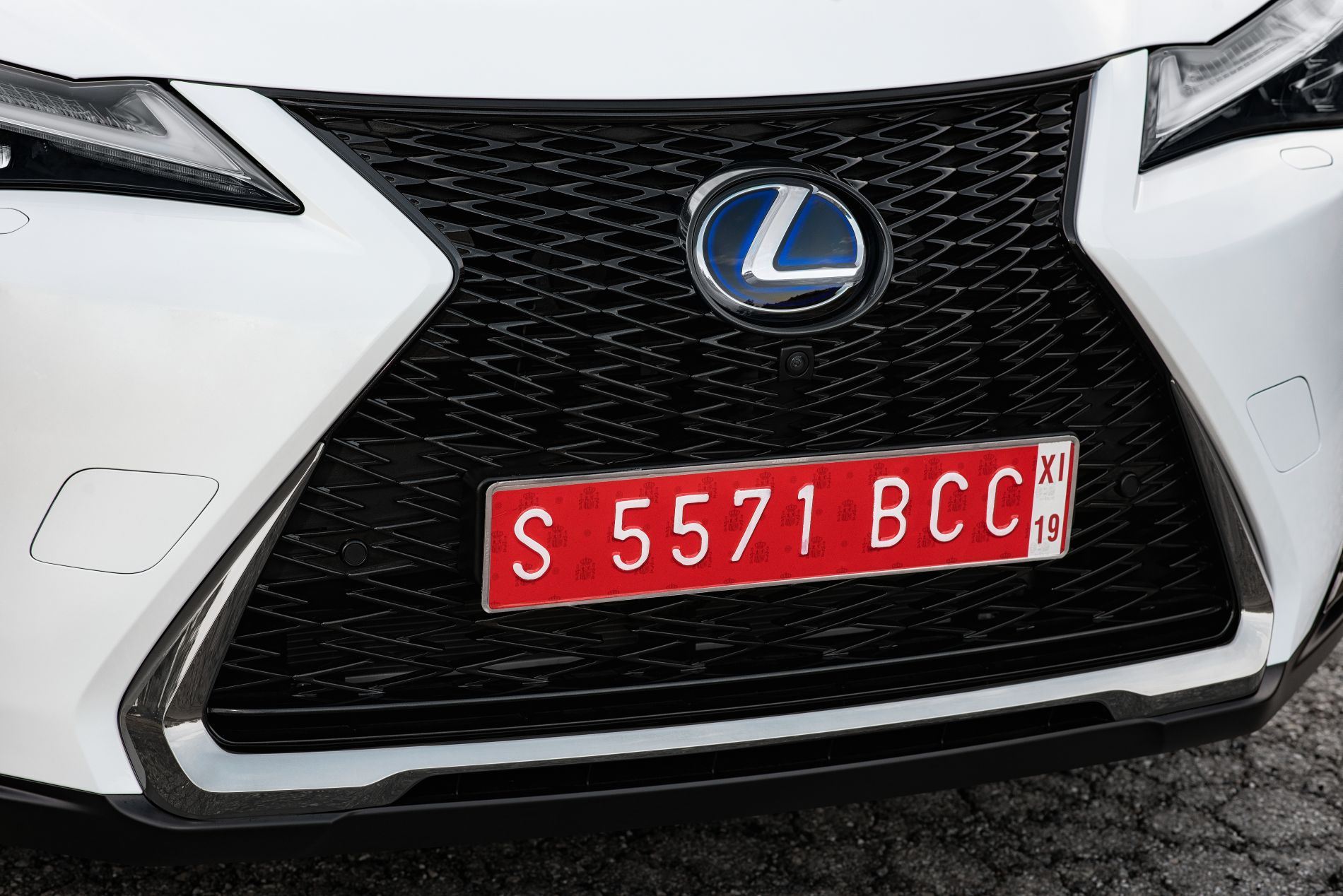 2019-lexus-ux-250h-white-det-11-294906