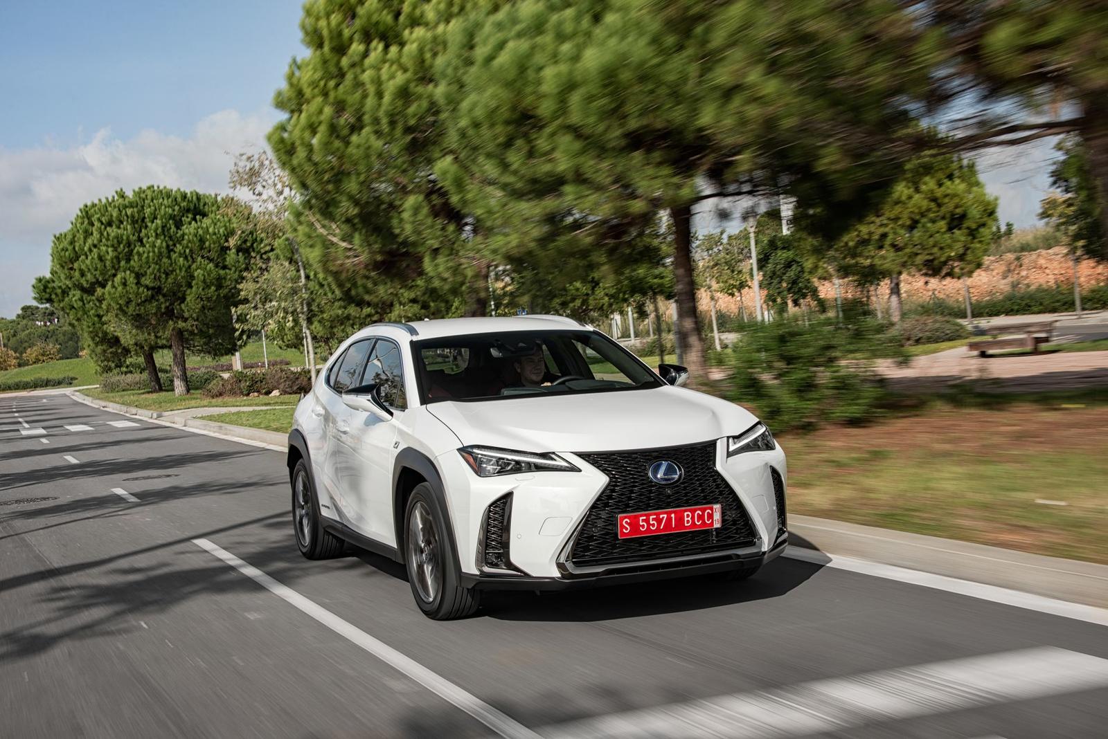 2019-lexus-ux-250h-white-dyn-02-164571