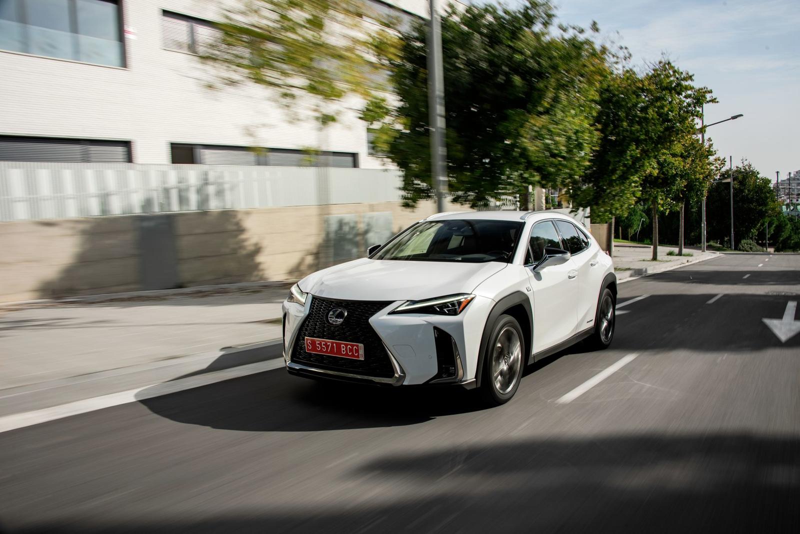 2019-lexus-ux-250h-white-dyn-03-341494