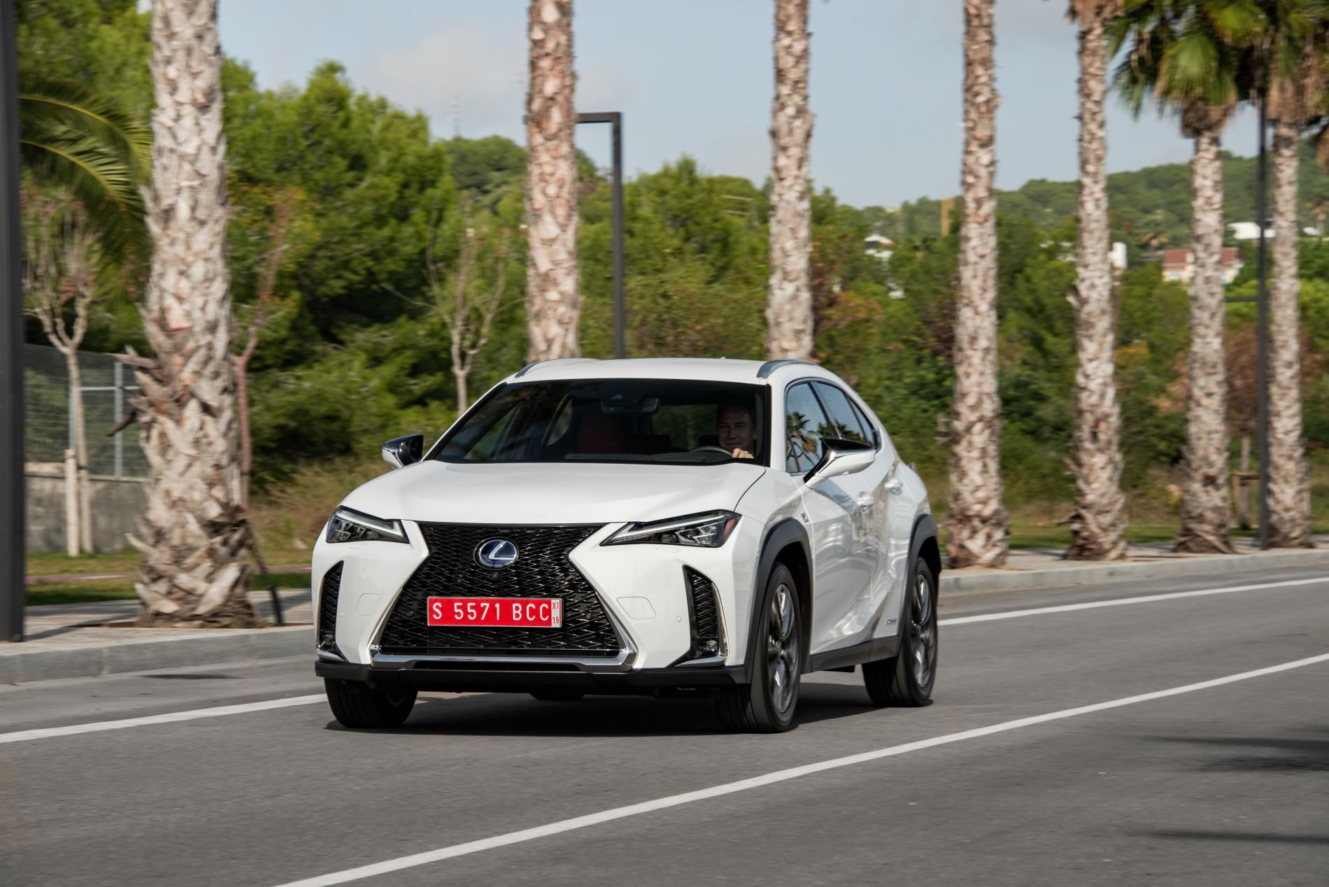 2019-lexus-ux-250h-white-dyn-05-591136