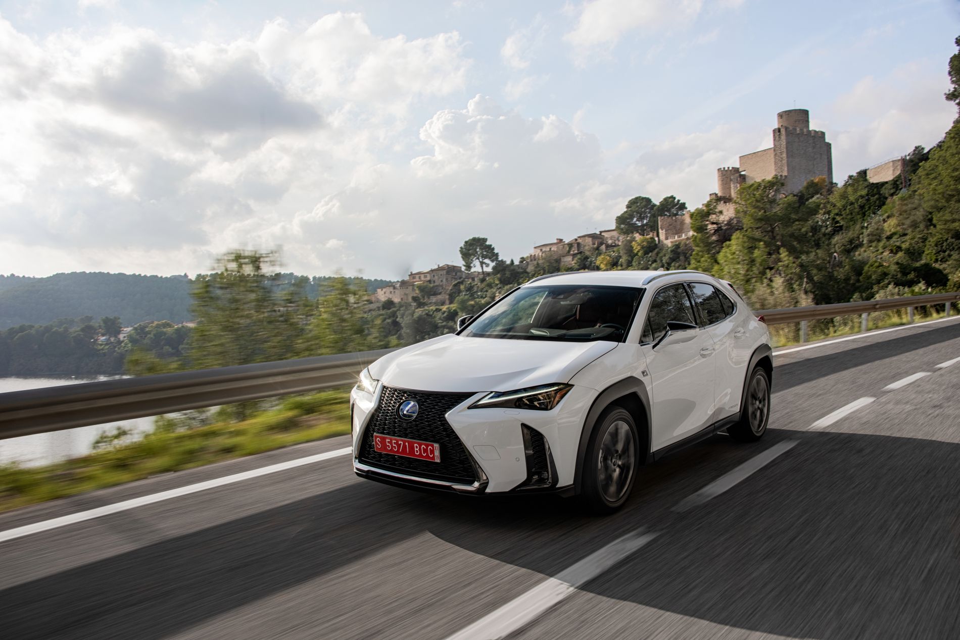 2019-lexus-ux-250h-white-dyn-21-720651