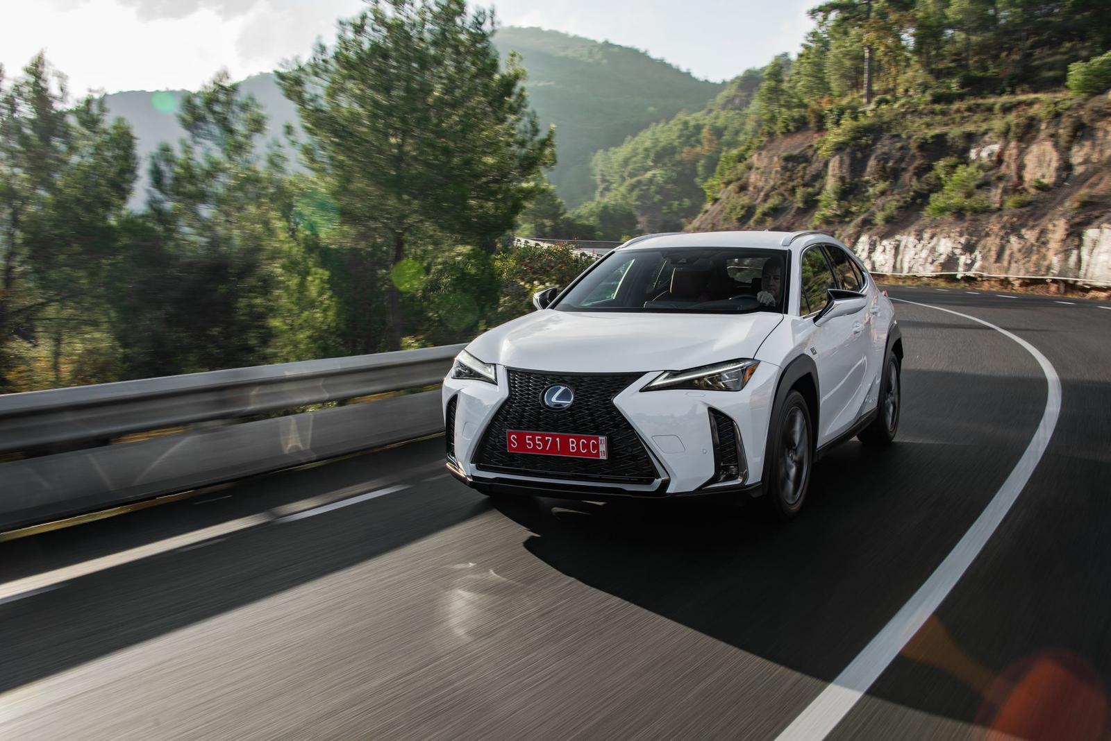 2019-lexus-ux-250h-white-dyn-27-114521