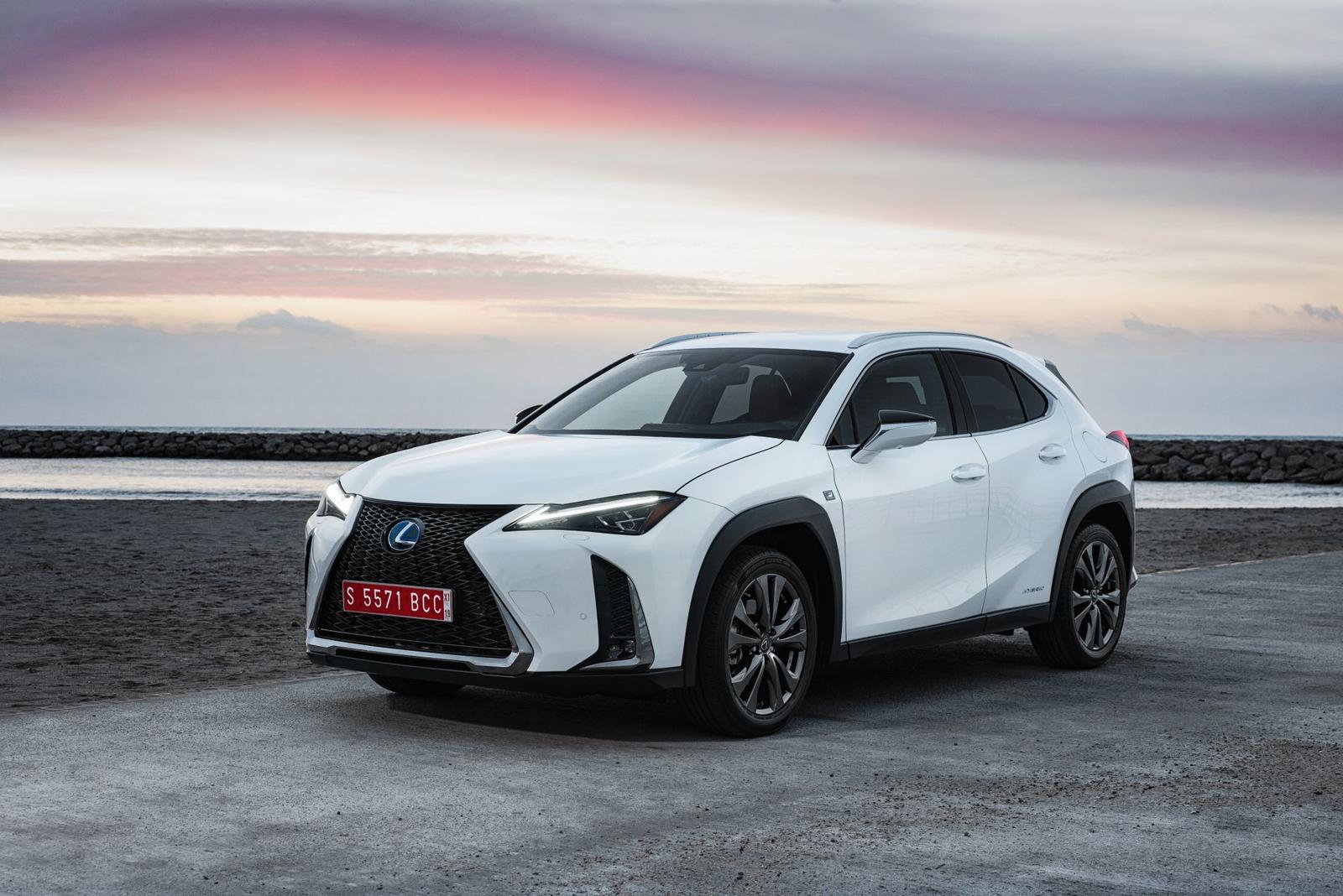 2019-lexus-ux-250h-white-stat-01-378481