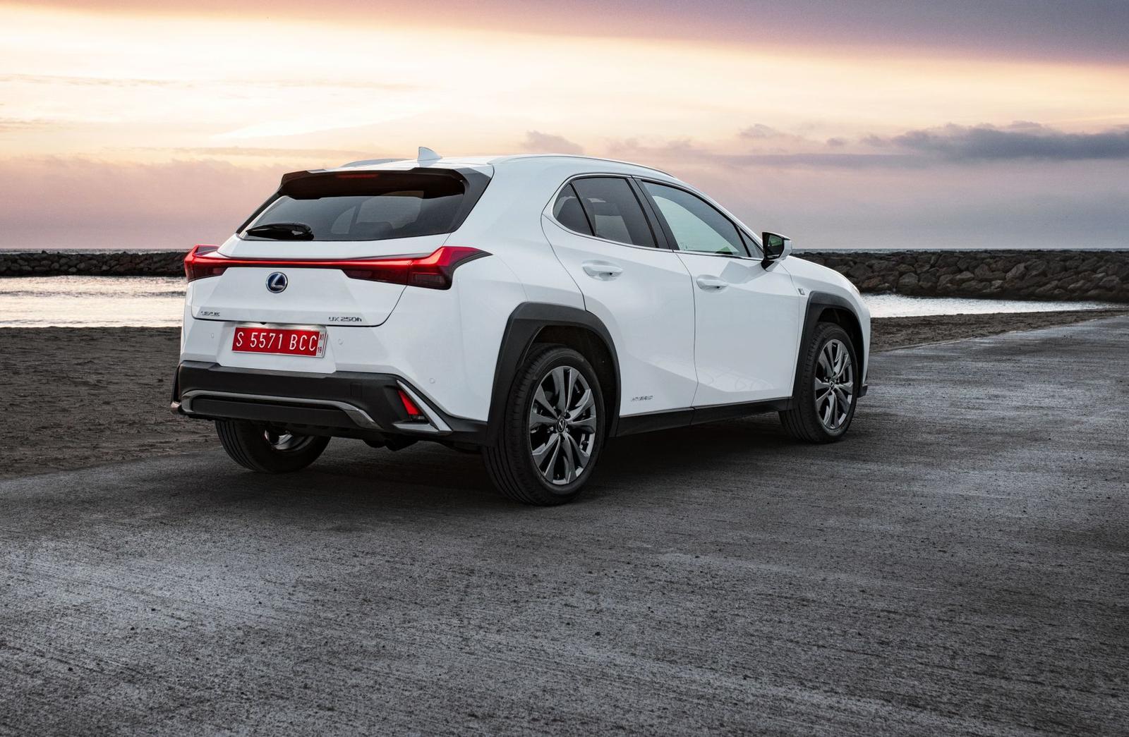 2019-lexus-ux-250h-white-stat-02-657534