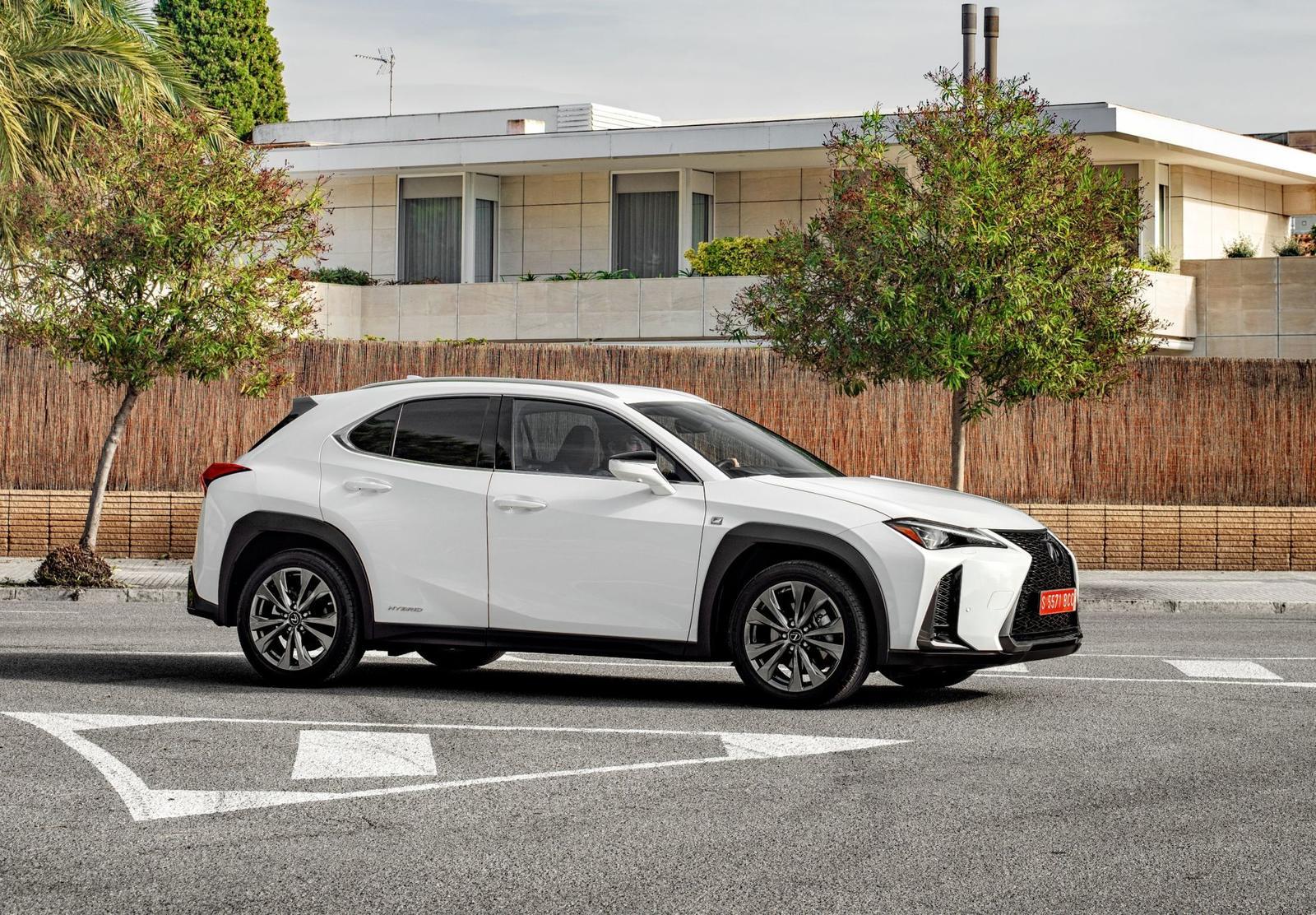 2019-lexus-ux-250h-white-stat-07-141934