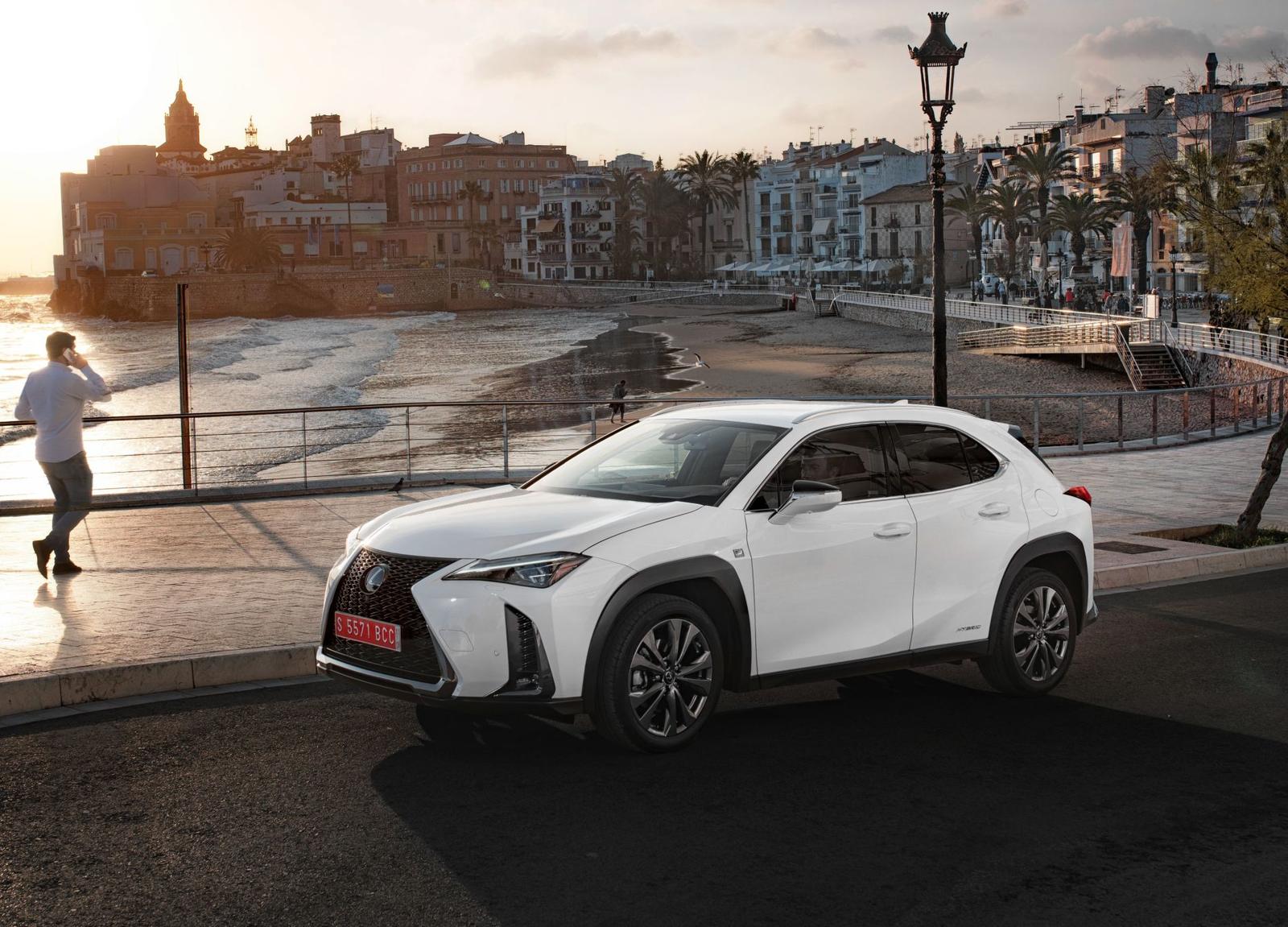 2019-lexus-ux-250h-white-stat-09-927914