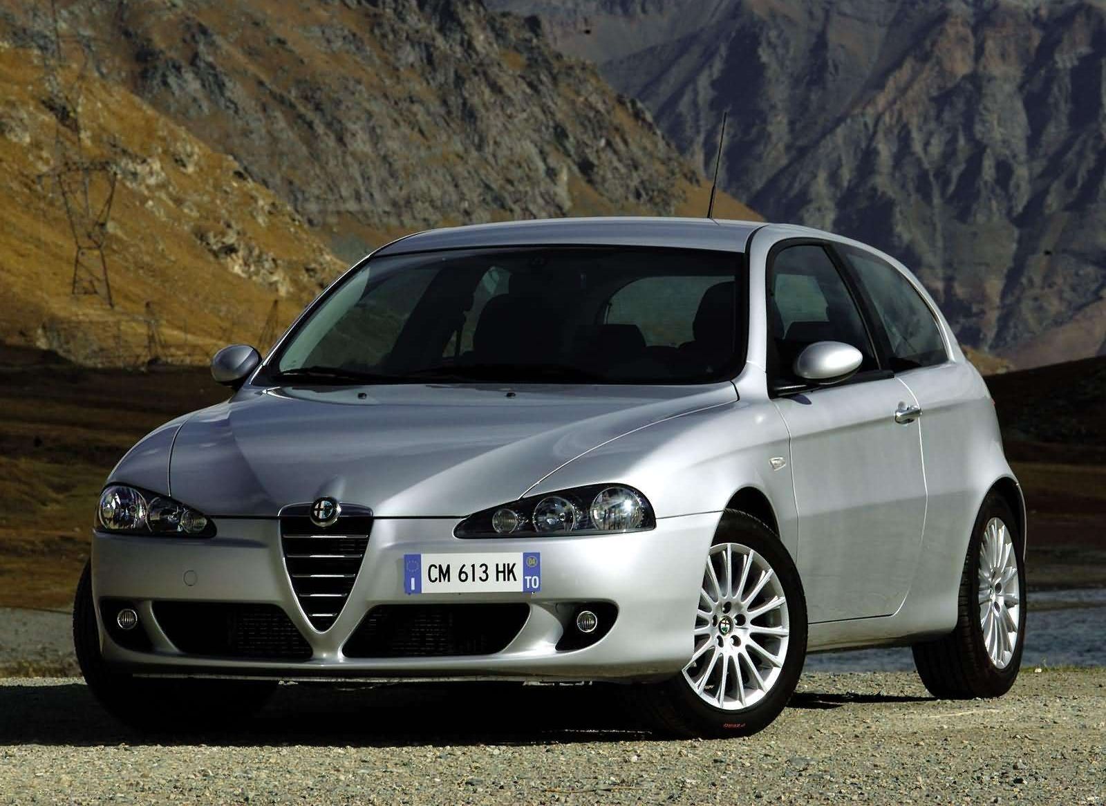 Alfa_Romeo-147_3door-2004-1600-02