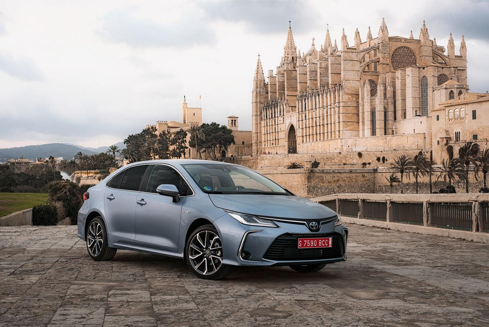 Corolla_Sedan_1.8L_Grey_2019_002