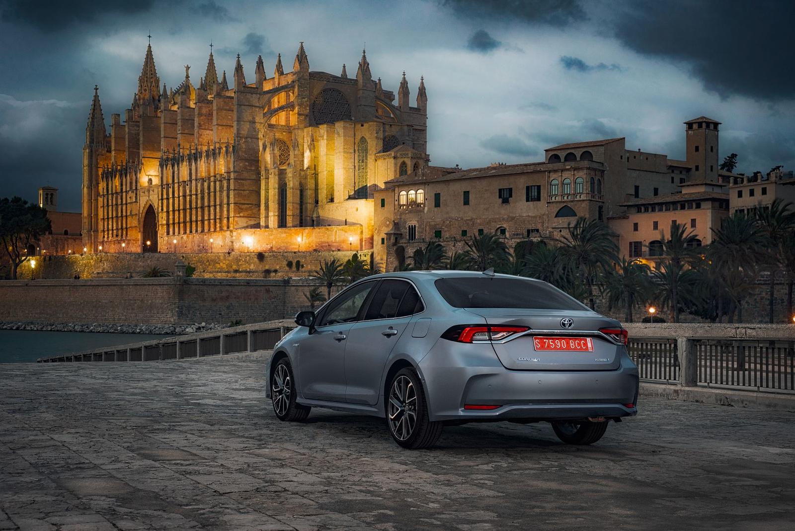 Corolla_Sedan_1.8L_Grey_2019_003