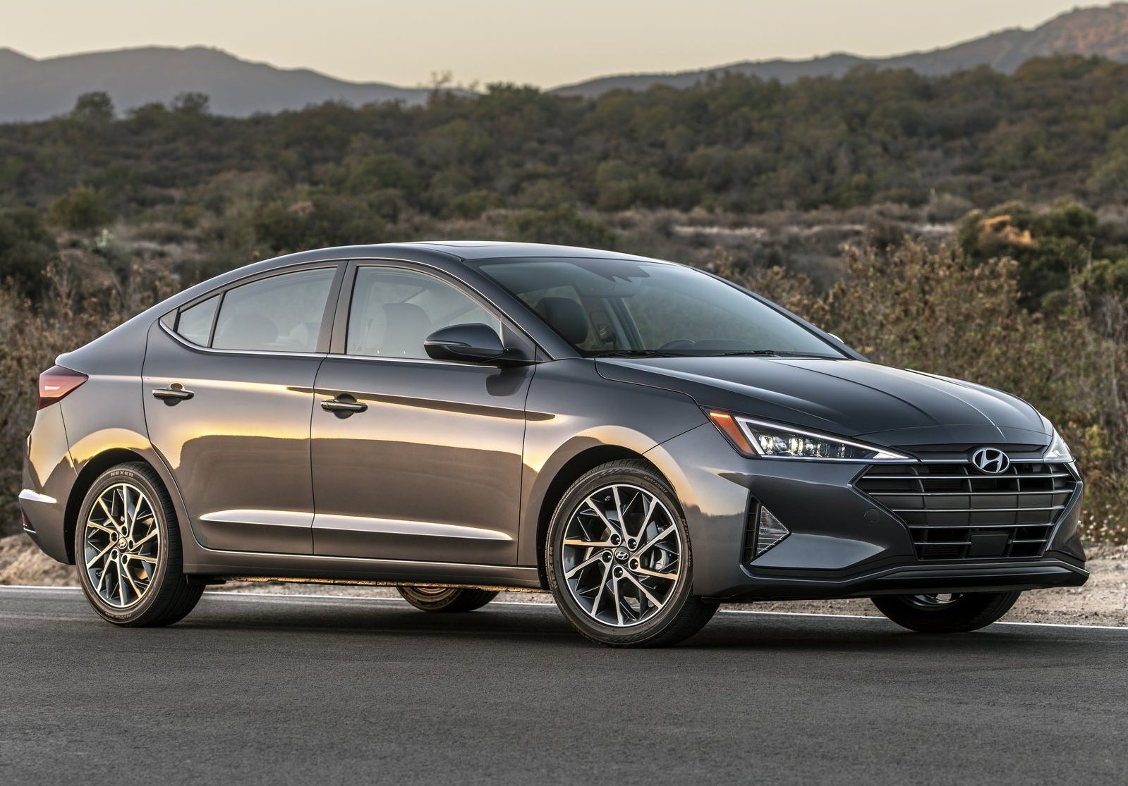 Hyundai-Elantra-2019-1600-02