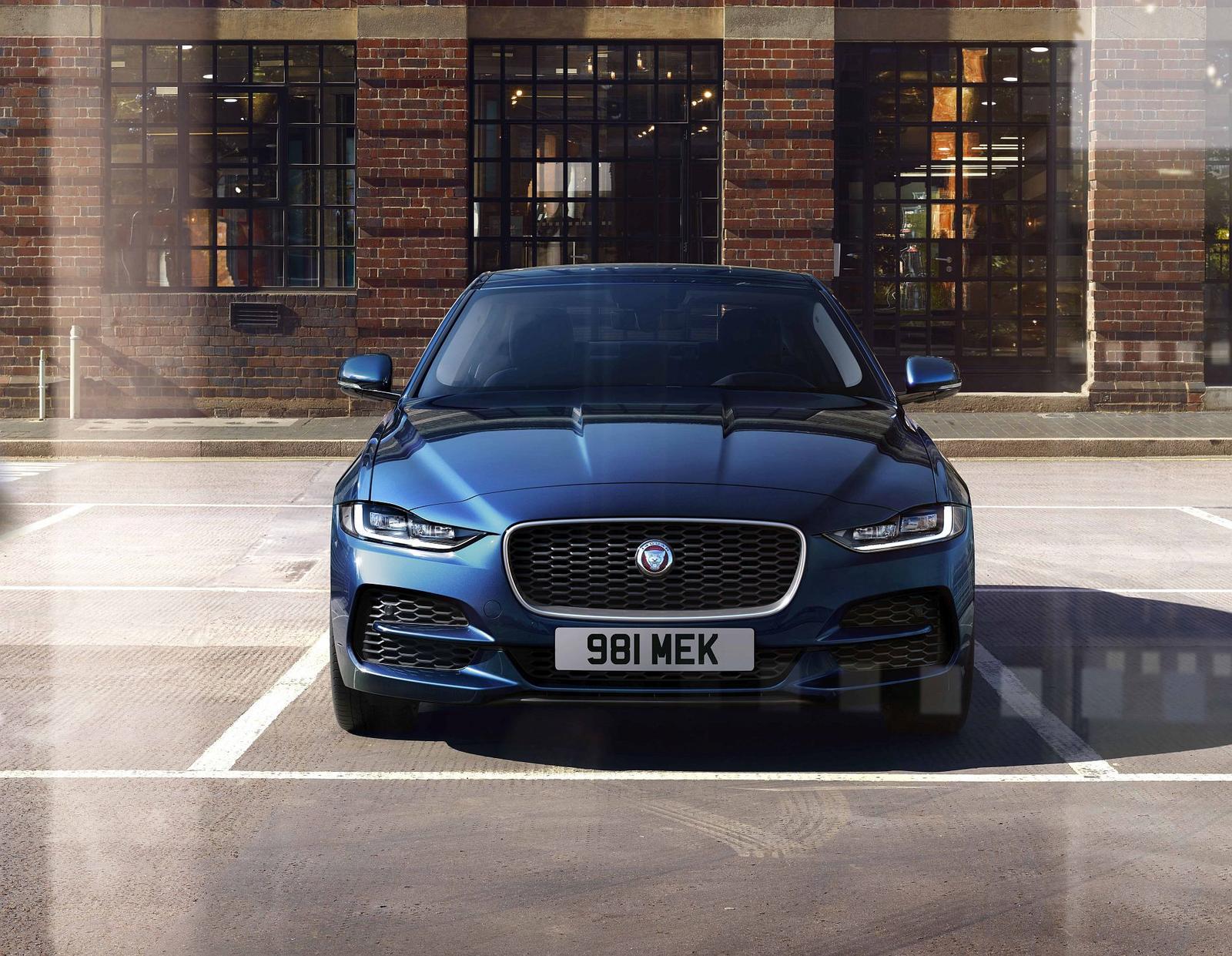 Jaguar XE 2019 (12)