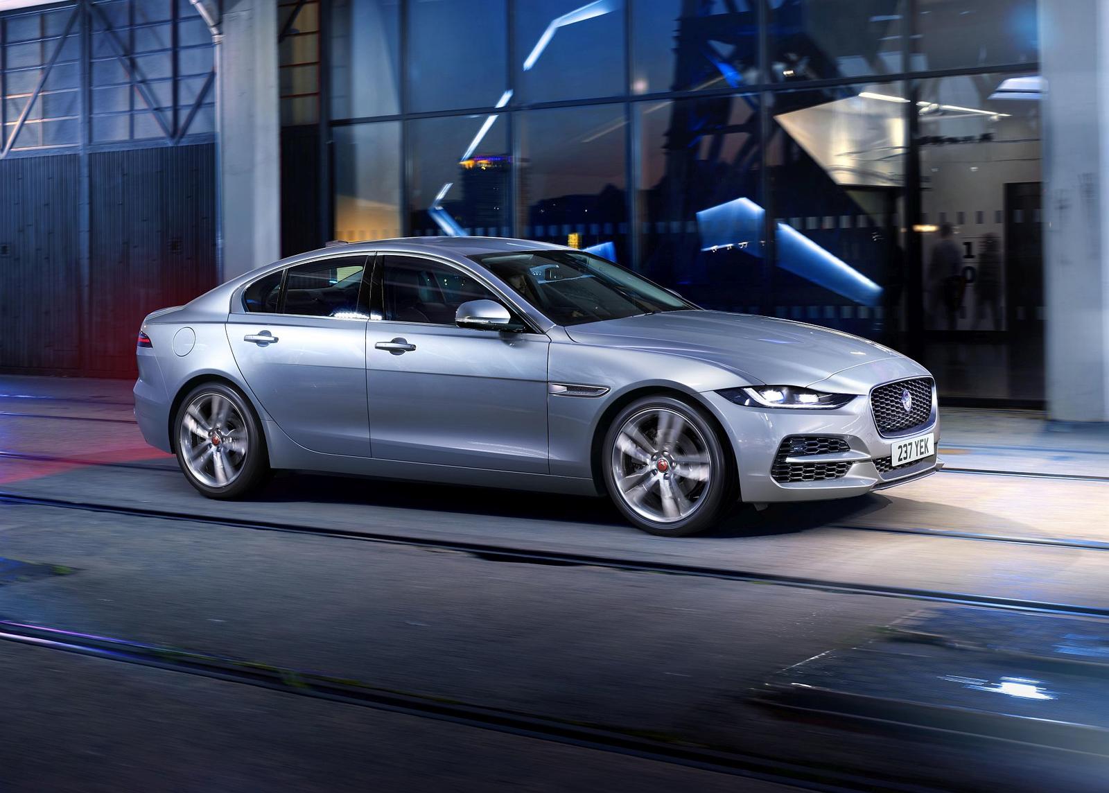 Jaguar XE 2019 (7)