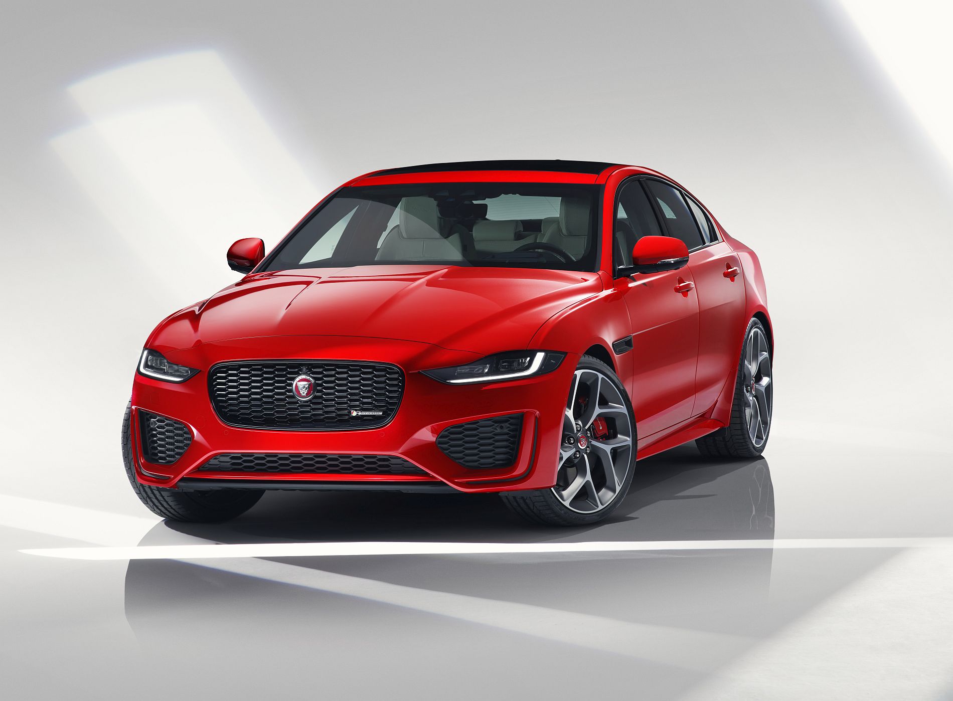 Jaguar XE_2019 (1)