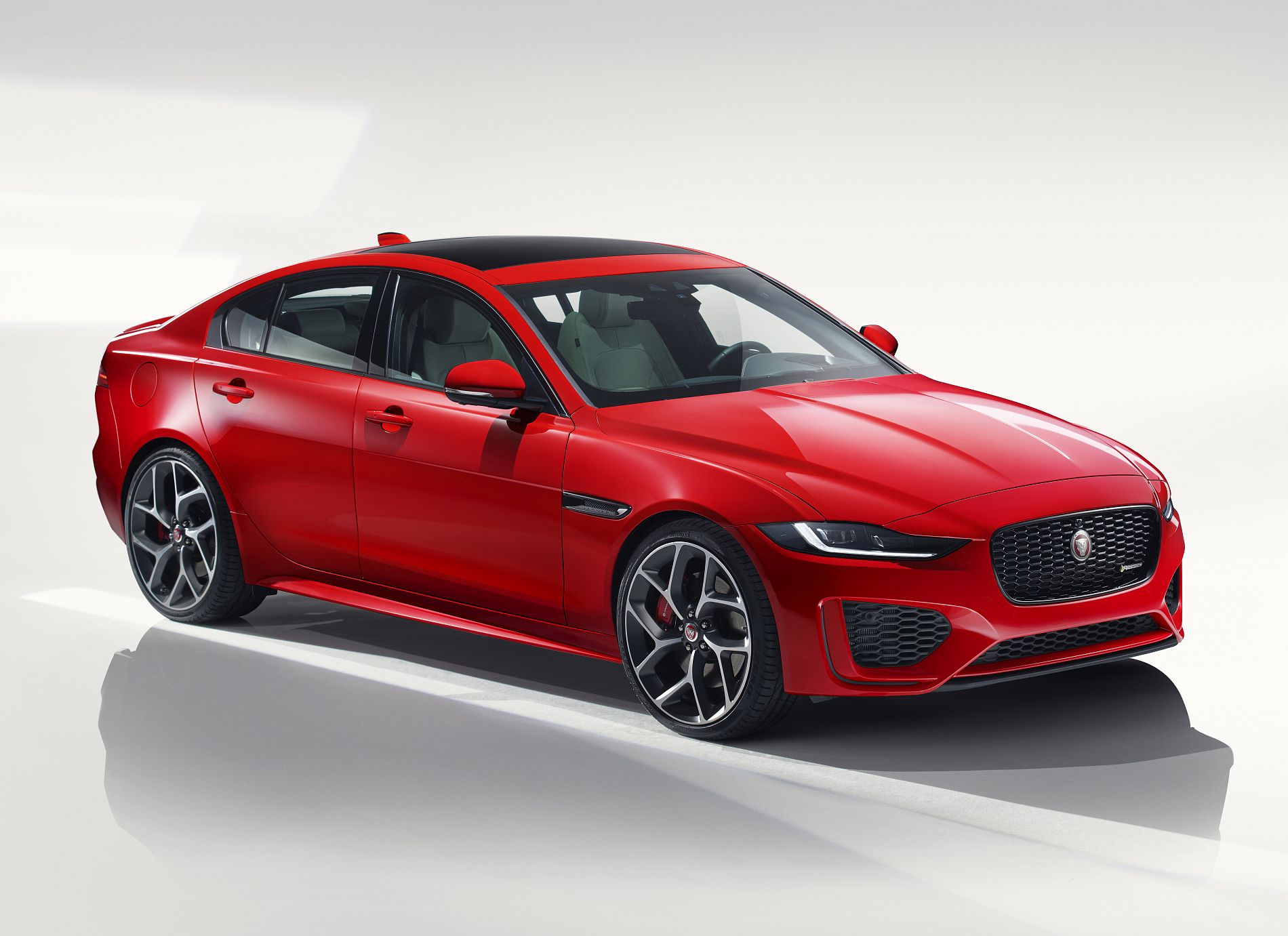 Jaguar XE_2019 (3)