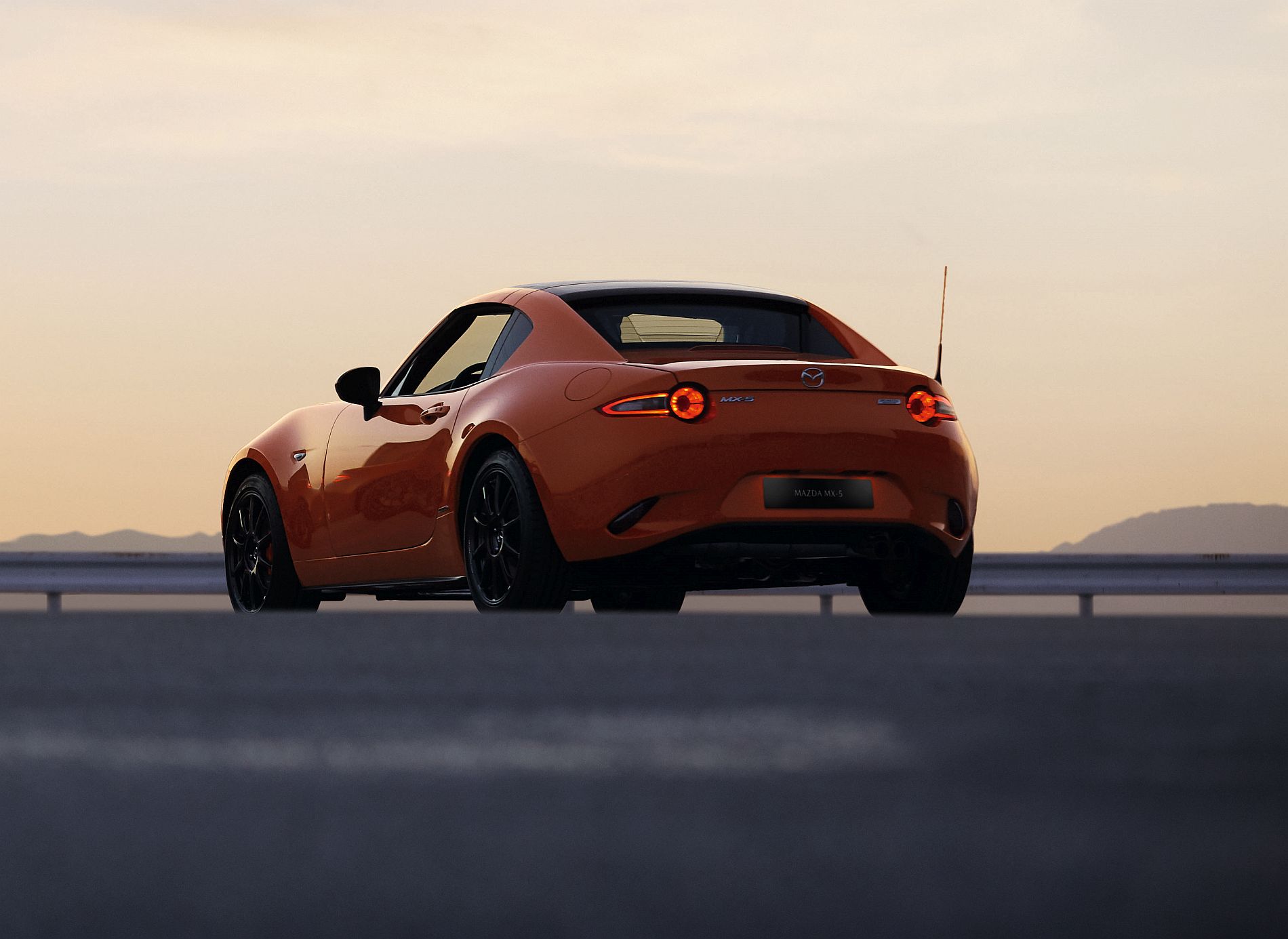 MAZ1901_2019_MX-5_ROADSTER_SOFTTOP_RF_19CY_30th_SV_US_LHD_C02_EXT_FQ_RQ_39L_LHD_