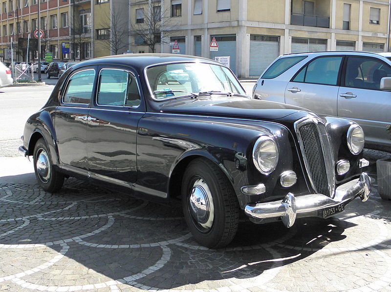 800px-Lancia_Aurelia_B12_in_Rovigo_2