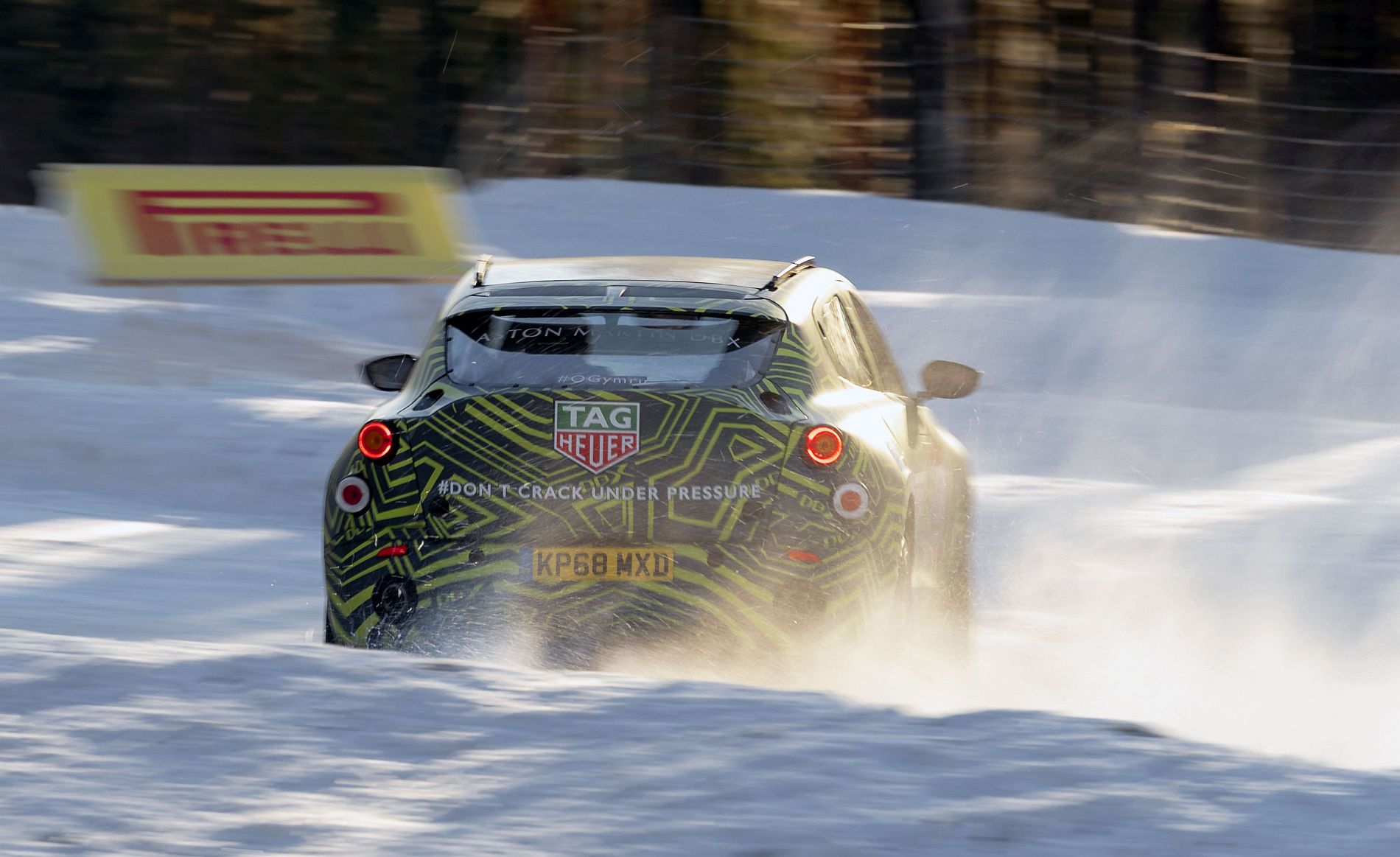 Aston Martin DBX (10)