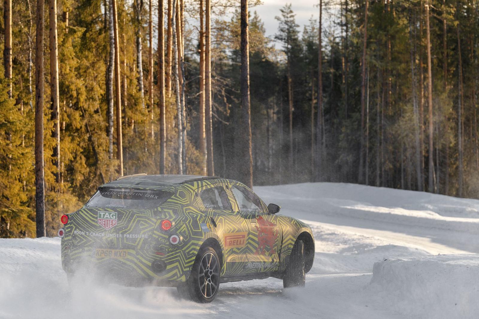Aston Martin DBX (2)