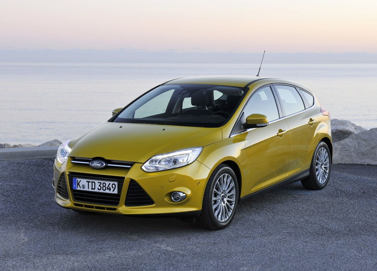 Ford-Focus-2011-1600-02