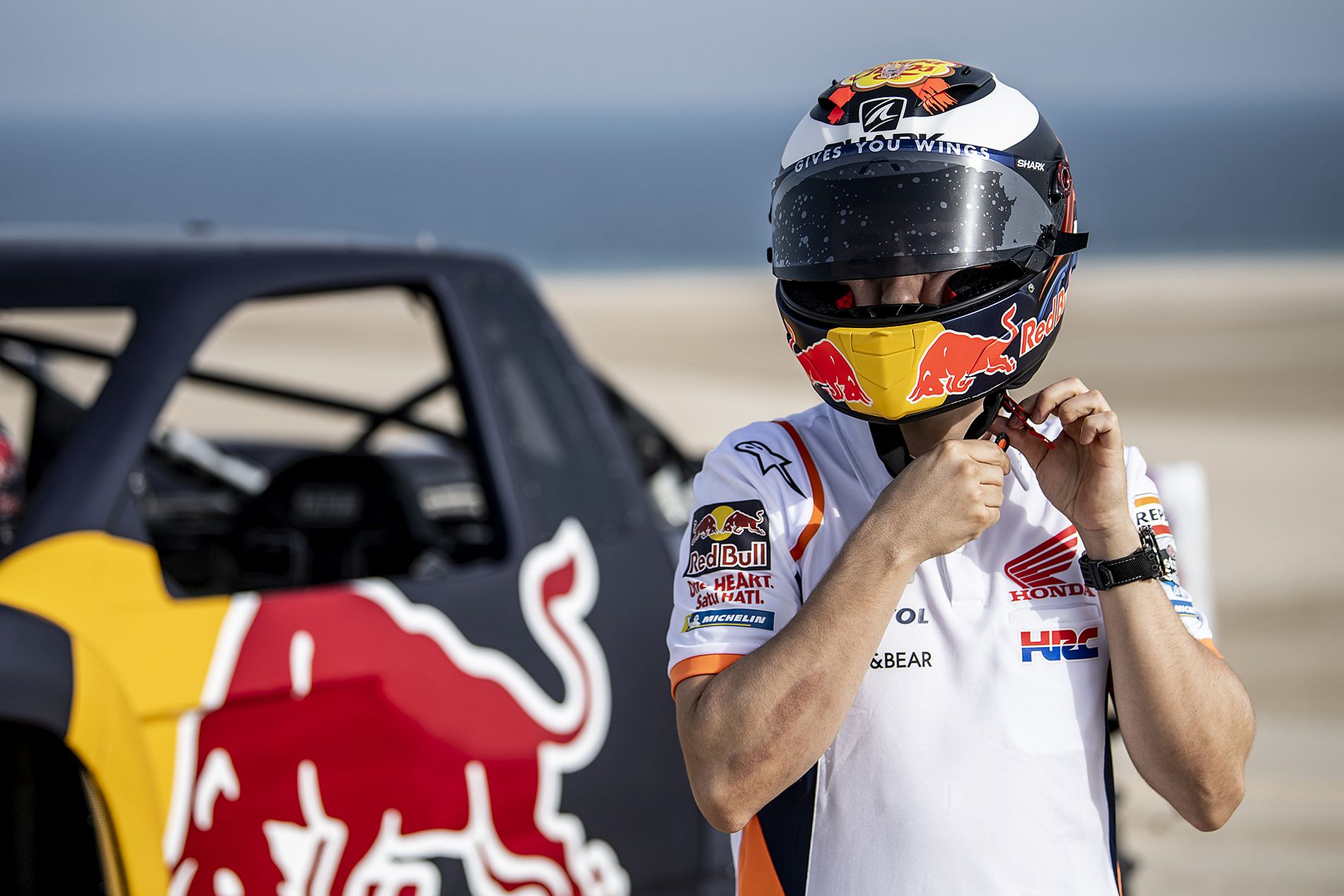 Jorge Lorenzo e Al-Attiyah nas dunas_Red Bull Content Pool (1)