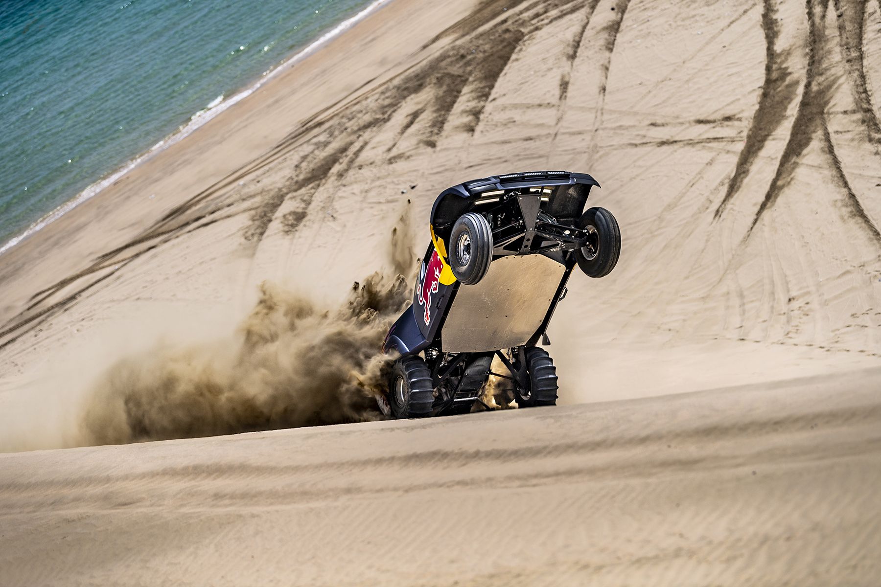 Jorge Lorenzo e Al-Attiyah nas dunas_Red Bull Content Pool (10)