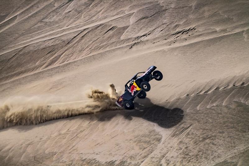 Jorge Lorenzo e Al-Attiyah nas dunas_Red Bull Content Pool (11)