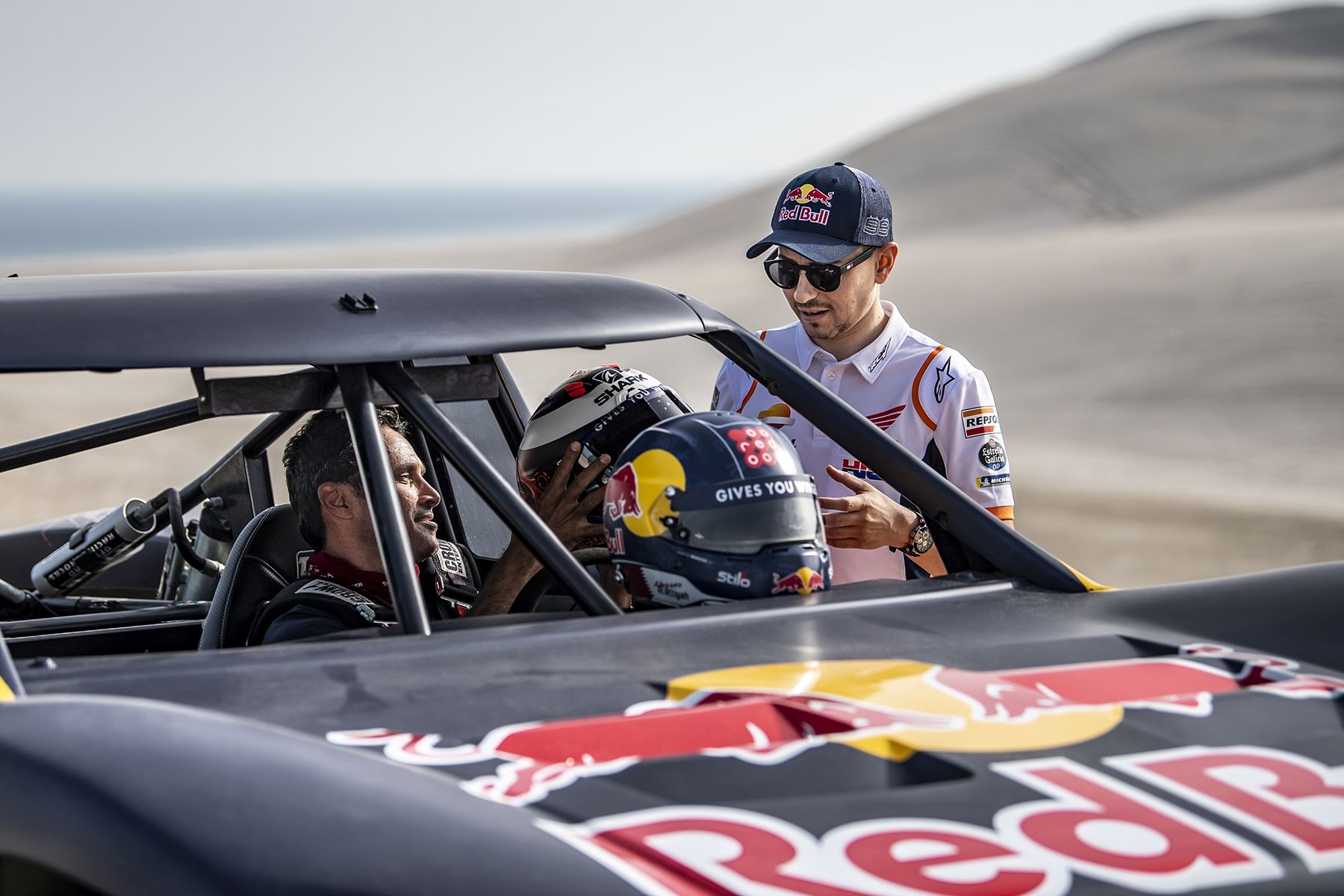 Jorge Lorenzo e Al-Attiyah nas dunas_Red Bull Content Pool (3)