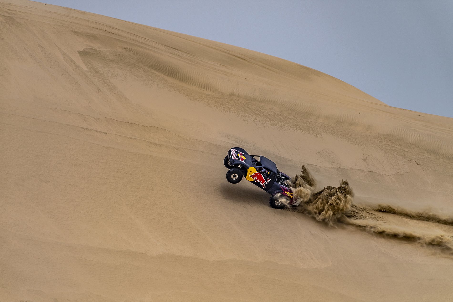 Jorge Lorenzo e Al-Attiyah nas dunas_Red Bull Content Pool (4)
