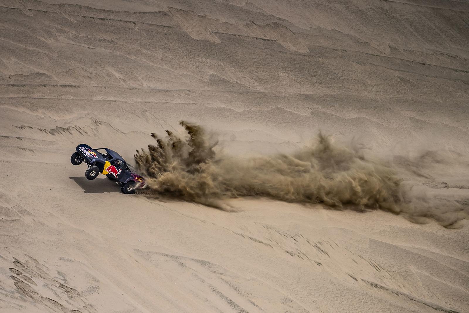 Jorge Lorenzo e Al-Attiyah nas dunas_Red Bull Content Pool (5)