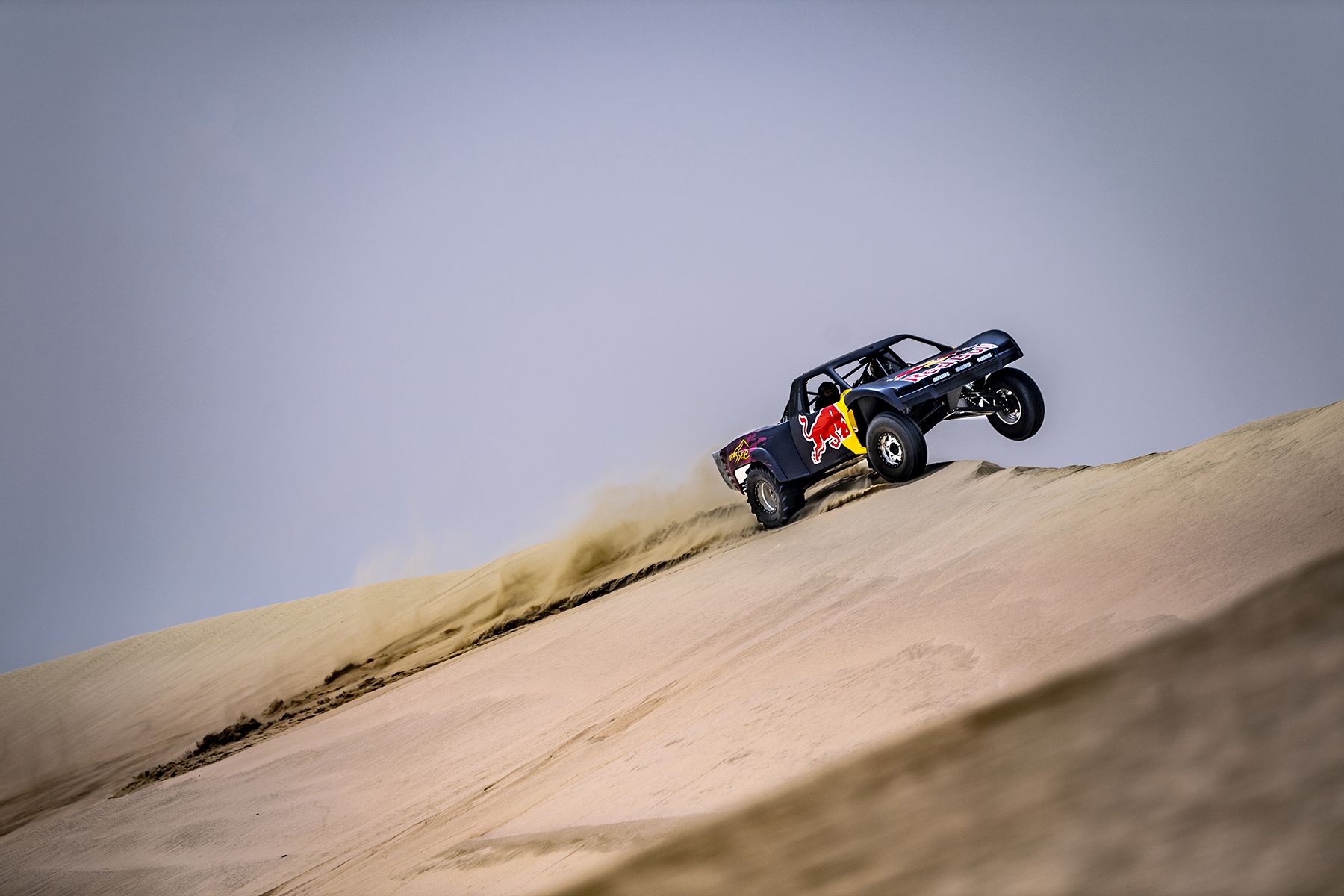 Jorge Lorenzo e Al-Attiyah nas dunas_Red Bull Content Pool (6)