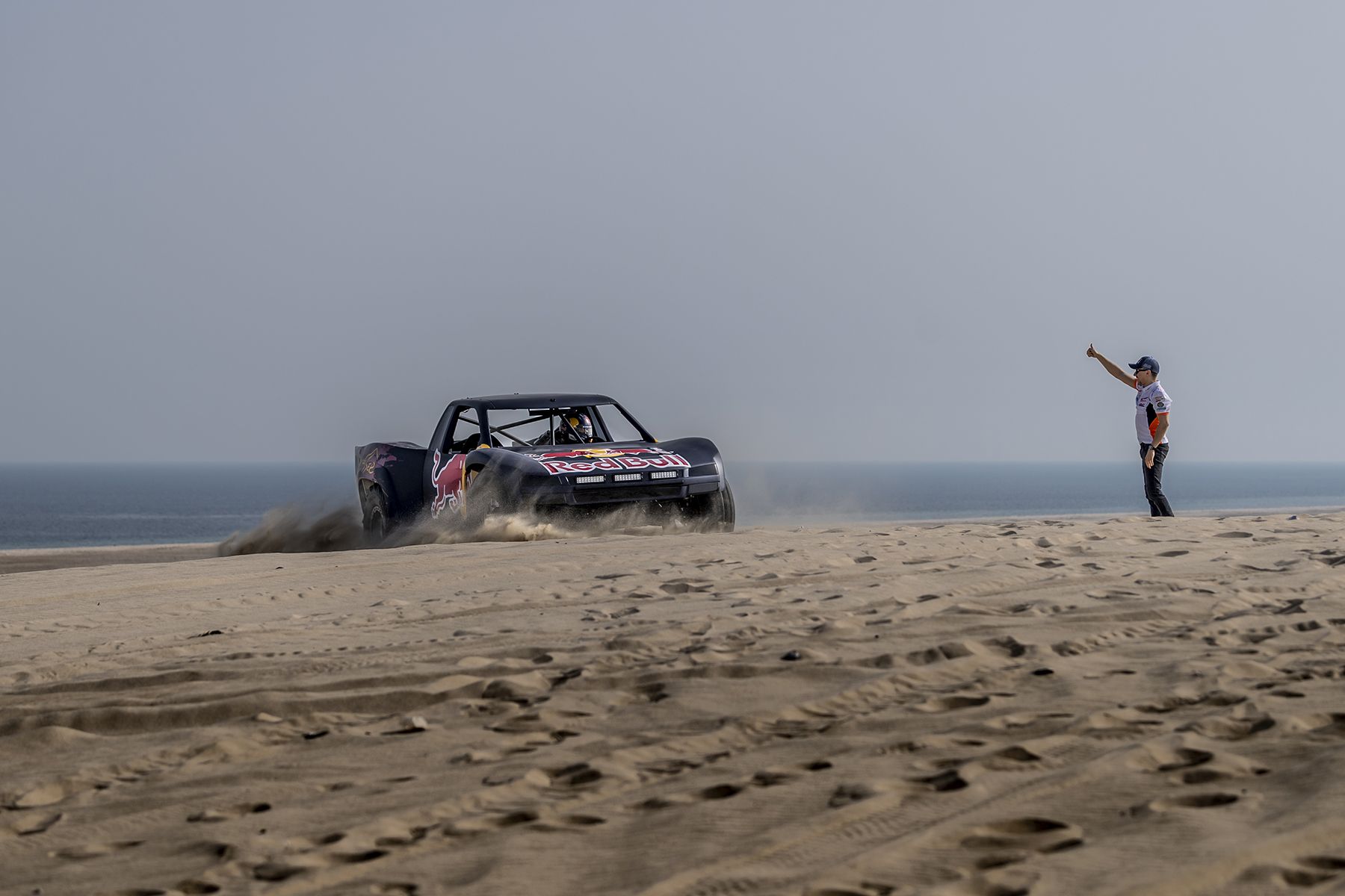 Jorge Lorenzo e Al-Attiyah nas dunas_Red Bull Content Pool (7)
