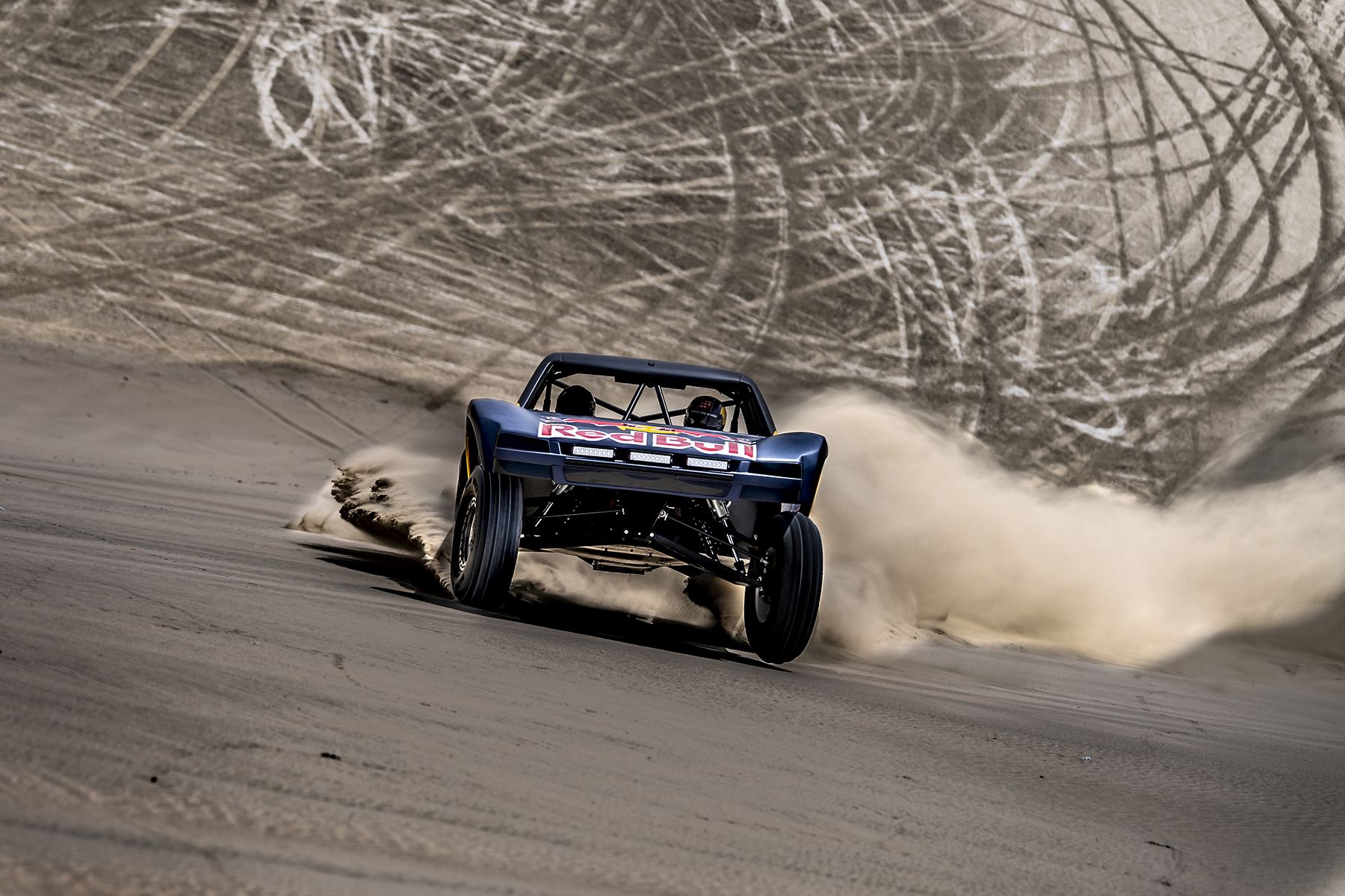 Jorge Lorenzo e Al-Attiyah nas dunas_Red Bull Content Pool (8)