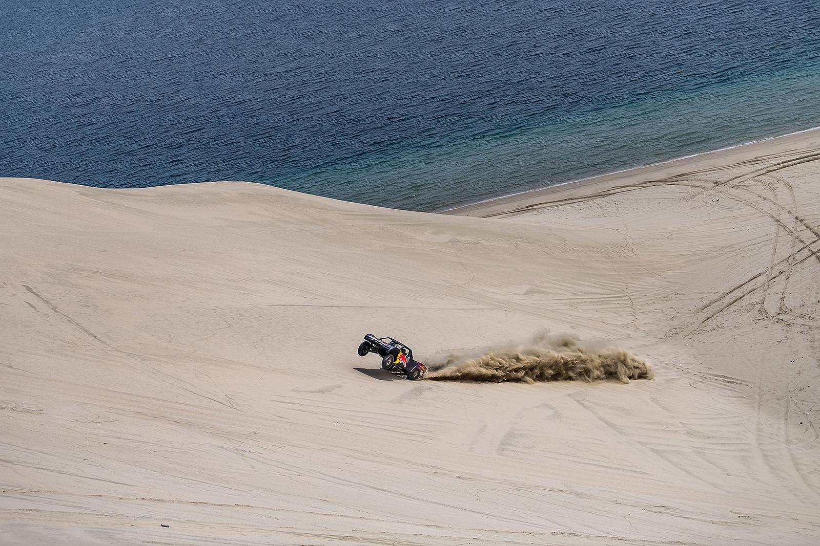 Jorge Lorenzo e Al-Attiyah nas dunas_Red Bull Content Pool (9)
