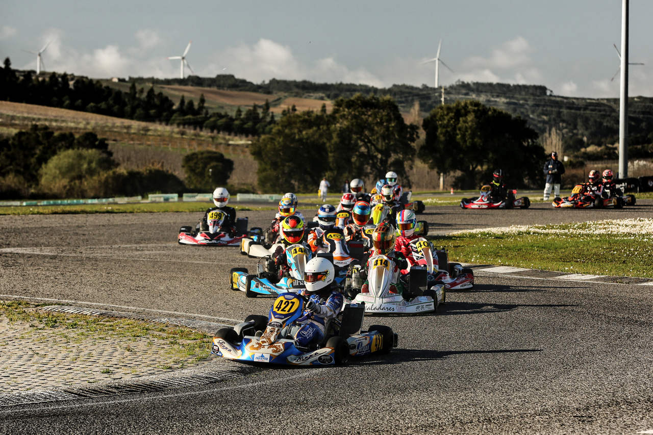 Escola de Karting do Oeste terá cinco pilotos no Campeonato Nacional de  Karting