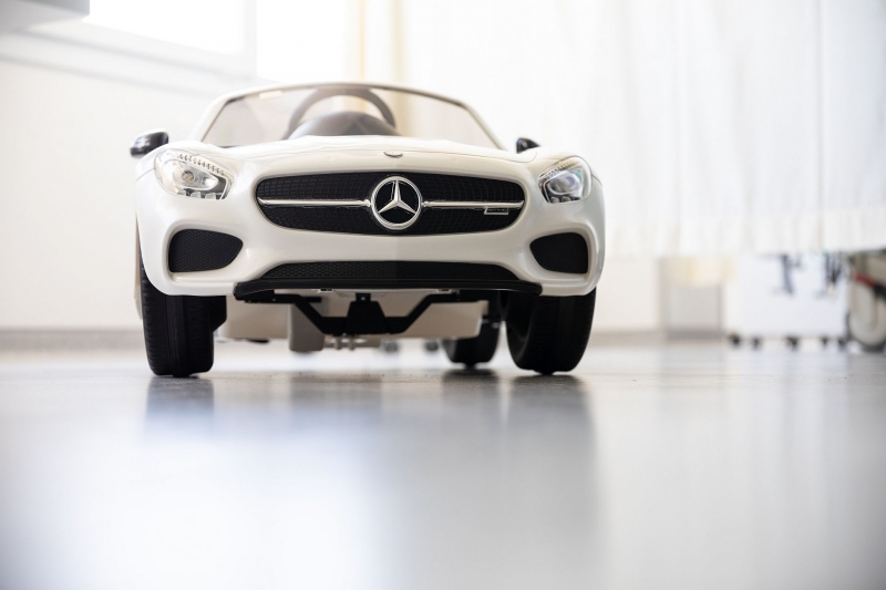 Mercedes AMG GT hospital pediatrico (1)