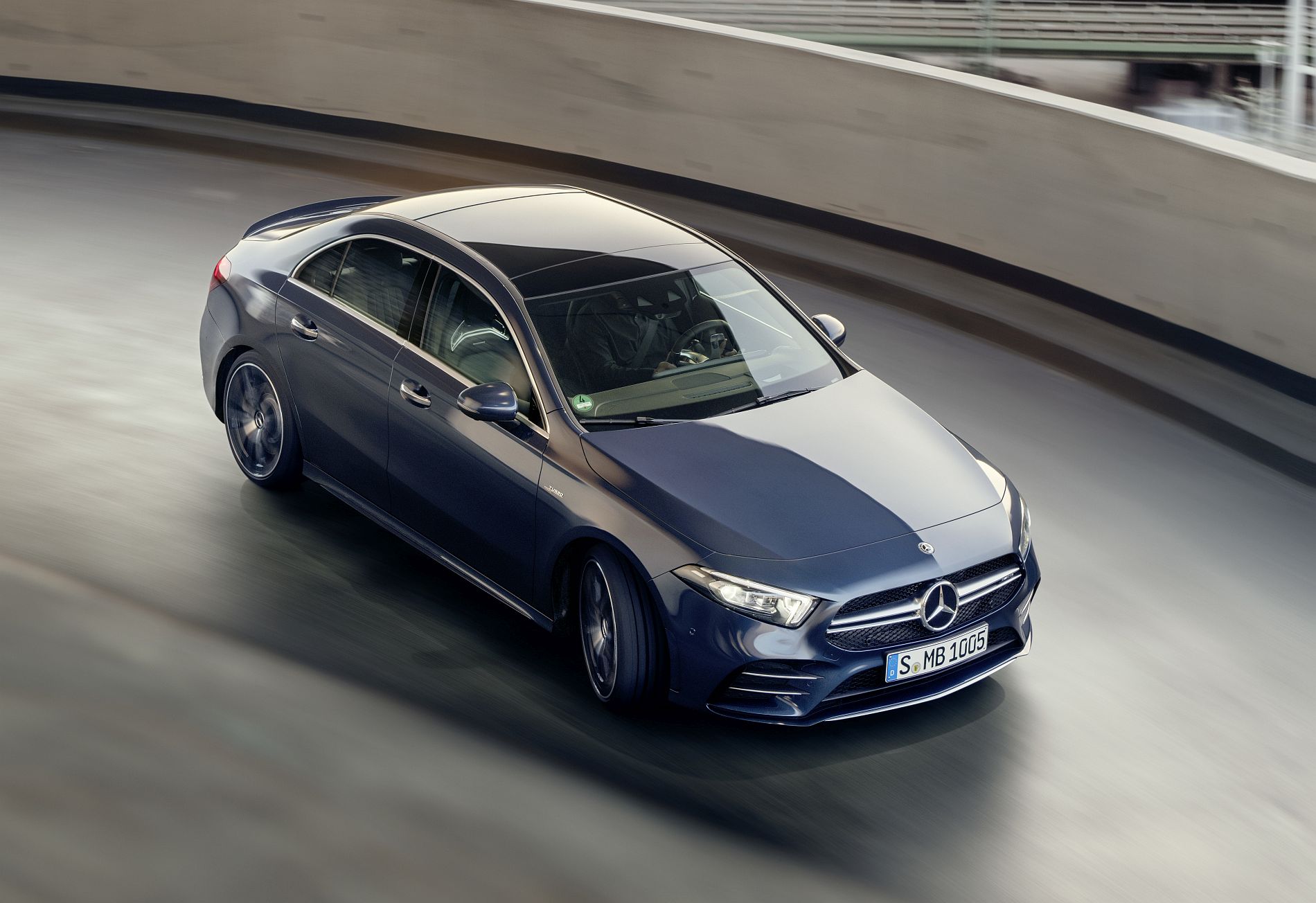 Die neue Mercedes-AMG A 35 4MATIC Limousine: AMG gibt Gas und erweitert die Kompaktwagenfamilie

The new Mercedes-AMG A 35 4MATIC Saloon: AMG speeds things up by expanding the compact car family