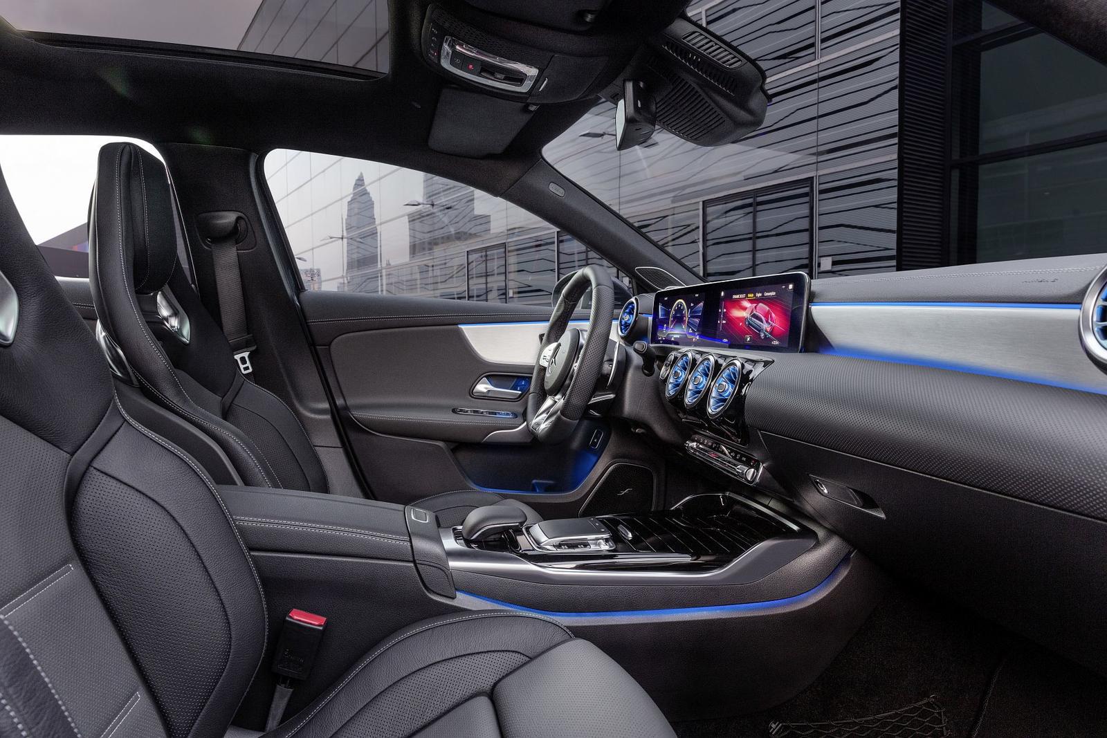 Die neue Mercedes-AMG A 35 4MATIC Limousine: AMG gibt Gas und erweitert die Kompaktwagenfamilie

The new Mercedes-AMG A 35 4MATIC Saloon: AMG speeds things up by expanding the compact car family