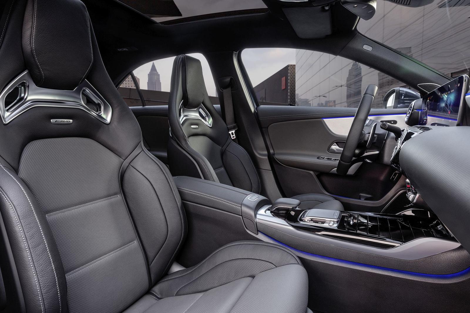 Die neue Mercedes-AMG A 35 4MATIC Limousine: AMG gibt Gas und erweitert die Kompaktwagenfamilie

The new Mercedes-AMG A 35 4MATIC Saloon: AMG speeds things up by expanding the compact car family