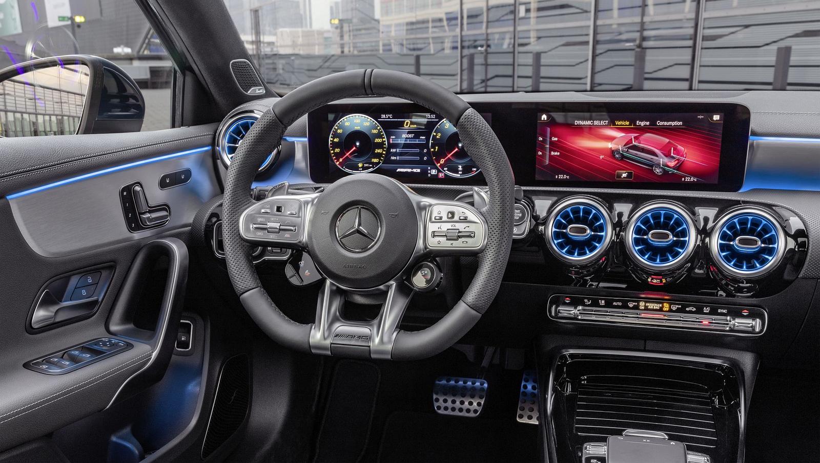 Die neue Mercedes-AMG A 35 4MATIC Limousine: AMG gibt Gas und erweitert die KompaktwagenfamilieThe new Mercedes-AMG A 35 4MATIC Saloon: AMG speeds things up by expanding the compact car family